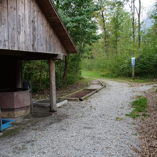 Unterstand mit Trinkbrunnen und Kneippbecken am Vitaparcours Balzers