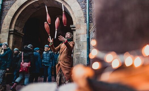 Gaukler auf dem historischem Weihnachtsmarkt auf der Wartburg