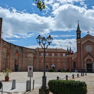 Antonelliana-Rotunde und Kirche SS Pietro e Paolo