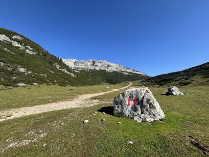 Fotografija s spletne strani Petra Egger na poti