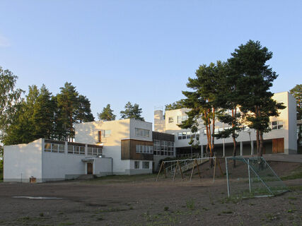 Die Tehtaanmäki-Schule in Inkeroi, Kouvola, wurde von Alvar Aalto entworfen.