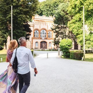 Innenhof Schloss Blick auf die Stallungen