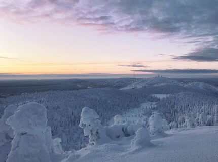 Die längste Winterstreckenoption in Valtavaara bietet atemberaubende Ausblicke auf das Skigebiet Ruka
