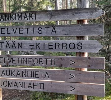 Am Helvetinjärvi gibt es eine gut sichtbare Beschilderung