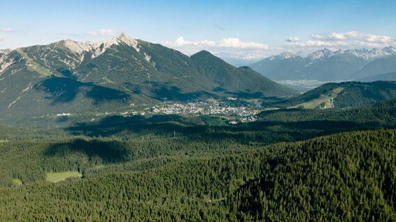 Blick ueber Wildmoos nach Seefeld.jpg