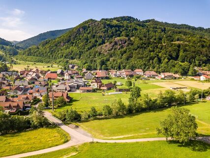 Das Schwarzwald-Dorf Utzenfeld mit der dahinterliegenden kleinen und großen Utzenfluh