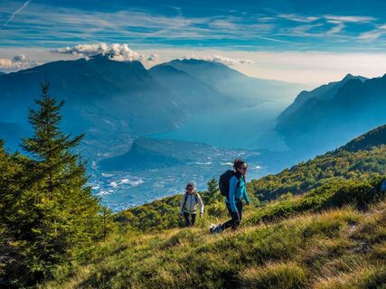 Wandern auf dem Monte Biaina mit dem Gardasee im Hintergrund