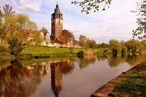 An der Werra in Bad Sooden-Allendorf: Stadtmauer mit Kirche St. Crucis