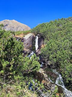 Anstieg neben dem Wasserfall des Oberen Klaftersees