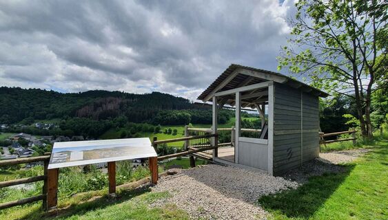 Aussichtspunkt mit Schutzhütte oberhalb von Niedersorpe