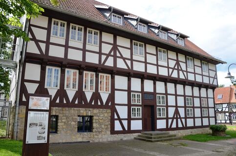 Infostele zum Solbad Salzgitter vor dem Kniestedter Gutshaus im Rosengarten Salzgitter-Bad