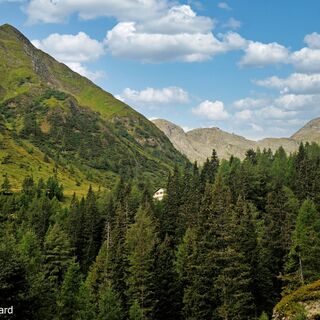 Blick vom Parkplatz Jamnigalm hinauf zur Jamnig Hütte