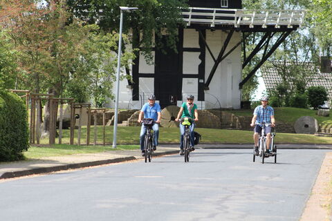 Radfahrer an der Achimer Windmühle
