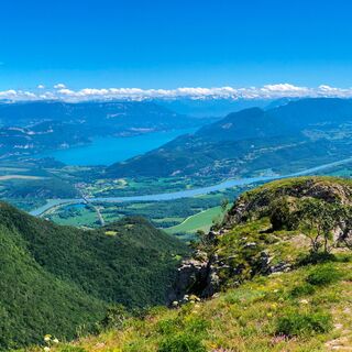 Blick auf den Lac du Bourget, die Rhône und das Massiv der Belledonne vom Roche de Chanduraz aus