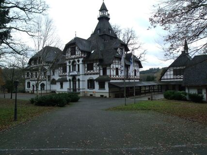 Ehemaliges Jagdschloss am Weg