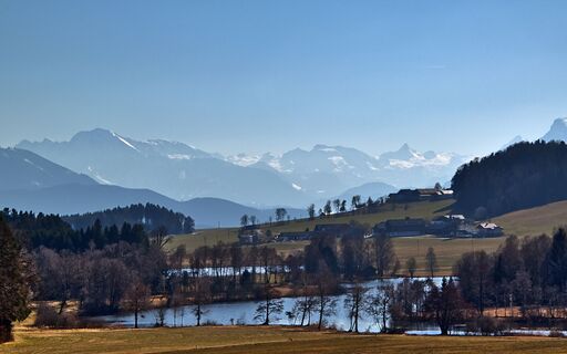 Erster Eindruck vom Mitter- und Unteregelsee mit Bergpanorama