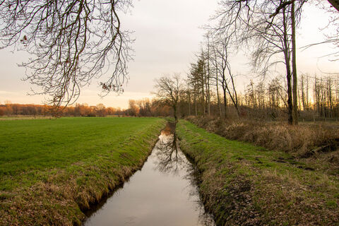 Kanal im Sonnenuntergang