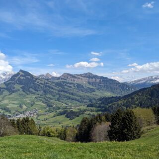 Unterwegs auf dem Klimaerlebnisweg, Sicht auf Nesslau