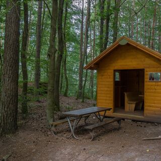 Dekan-Ehling-Schutzhütte mit Sitzgruppen