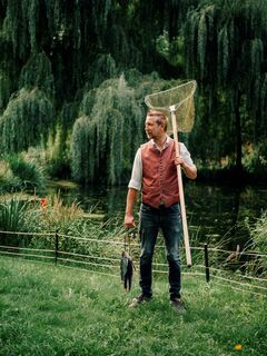 Wirt Sebastian Buchegger beim Fischteich