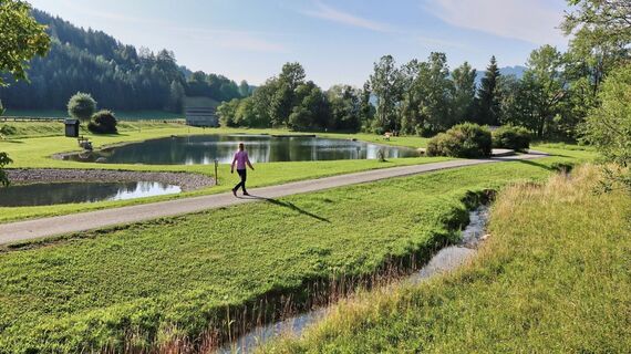 Bei der Freizeitanlage wandern wir vorbei
