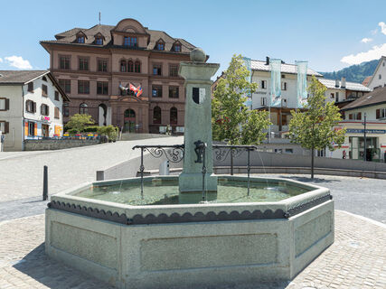 Rathaus von Ilanz im Vordergrund sehen wir den Brunnen von Ilanz