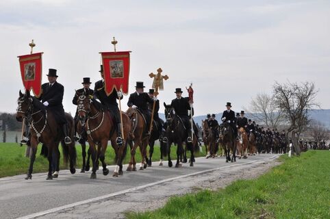 Bautzener Osterreiterprozession am Ostersonntag auf dem Weg nach Radibor (Temritzer Weg)