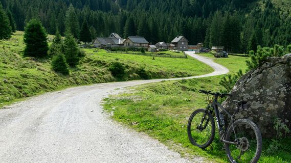 Mountainbike vor Almhütten