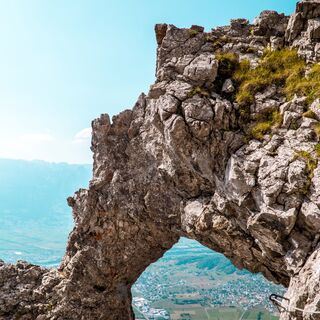 Loch im Felsen mit Blick auf das Rheintal