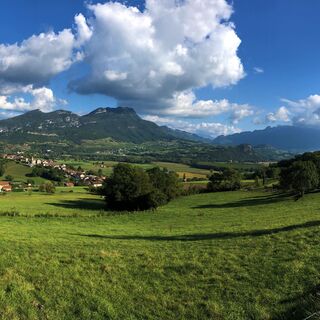 Blick auf La Charvaz, das Massif du Chat und Massignieu-de-Rives