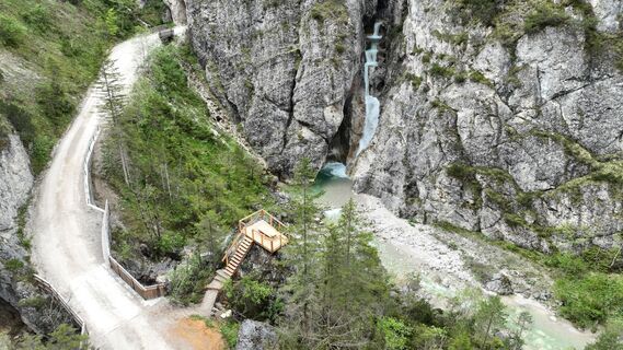Kraftplatz mit Blick zum dreifachen Wasserfall