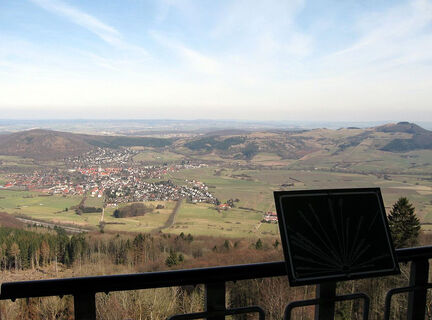 Blick vom Bärenbergturm auf Zierenberg und Dörnberg
