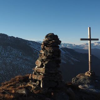 Gipfelaussicht mit Blick zum Piz Serenastga