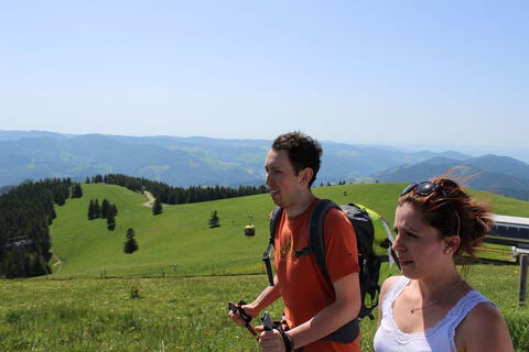 Wanderpaar am Belchen