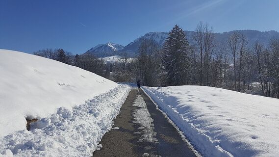 Winterwanderweg mit Blick auf die Niedere