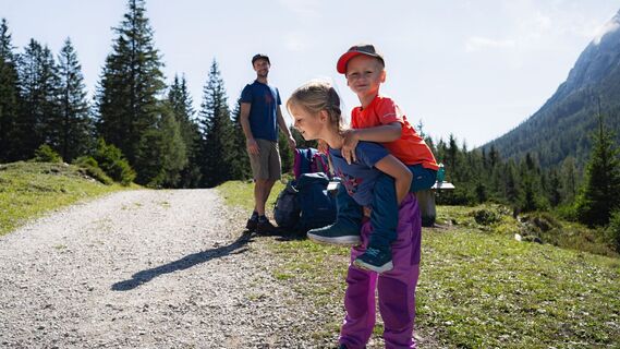 Familien-Weitwanderung im Gaistal - Tochter hat Sohn auf dem Rücken - Vater im Hintergrund.jpg