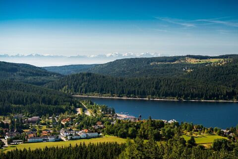 Schluchsee mit Blick auf die Alpen