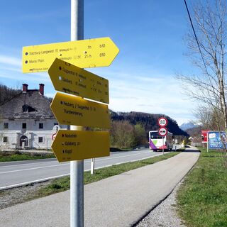 Der Idealfall: Fast direkt bei der Bushaltestelle tauchen auch schon die ersten Wegschilder auf.