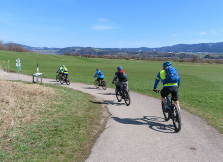 Radweg entlang der Bahntrasse