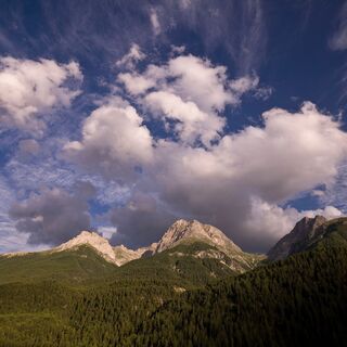 Piz Ajüz, Piz Lischan und Piz San Jon dominieren die Gegend um den Unterengadiner Hauptort Scuol