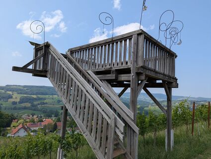Plattform am Fuße des Königsberges in Tieschen - Station Sonne, Mond und Sterne