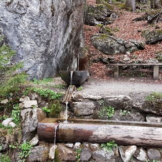 Kaltes Wasserl Kramsach Brunnen und Rastbank