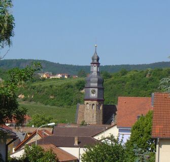 Blick auf Kallstadt mit St. Salvator Kirche und auf die Weinlage Saumagen von Osten