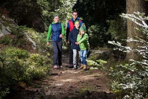 Familie im Wald