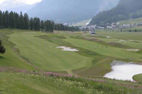 Sicht über den Golfplatz nach Madulain