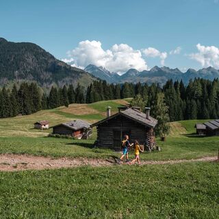 Die Hütten von Vardabe und der Lagorai im Hintergrund