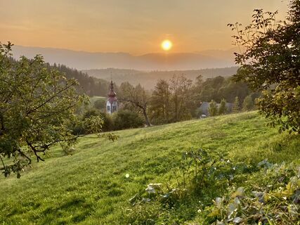 Blick auf die Kirche St. Lucia bei Zadnja vas von der Straße Tržič-Begunje aus