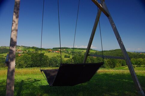 Schwebeliege mit herrlichem Blick auf das Hügelland rund um Stein
