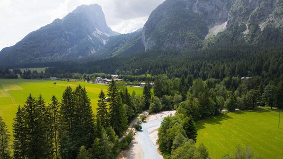 Leutascher Ache im Sommer - Drohnenaufnahme Richtung Gehrenspitze (1).jpg
