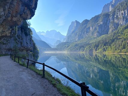 Foto von Bellou entlang der Tour
